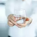 Полезно ли е да пием вода през нощта