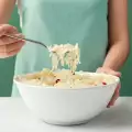 Слага ли се хрян в киселото зеле и защо?