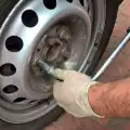 Как се сменя резервна гума на автомобил