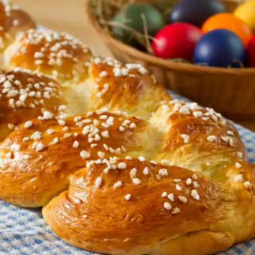 Как да приготвим вкусен и пухкав козунак на конци?