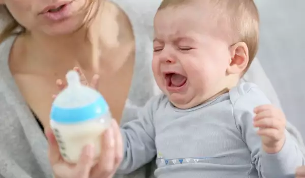 защо повръща бебето след хранене