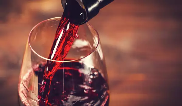 Как да премахнем петна от червено вино