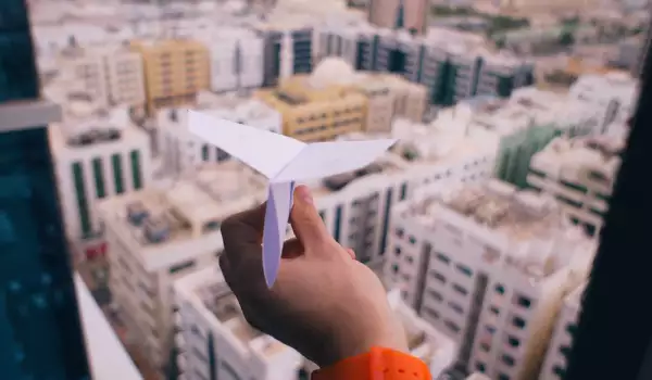 Как се прави самолет от хартия?