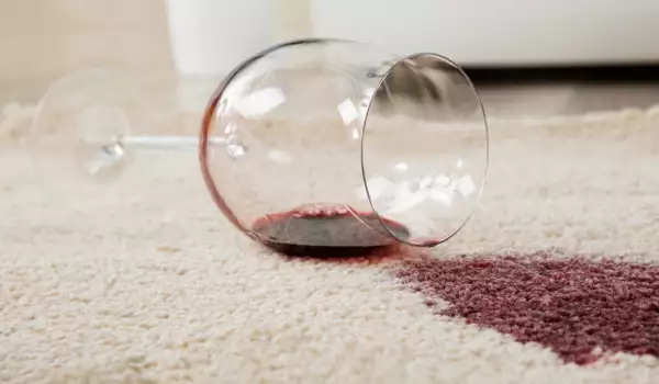 Как се премахват петна от червено вино