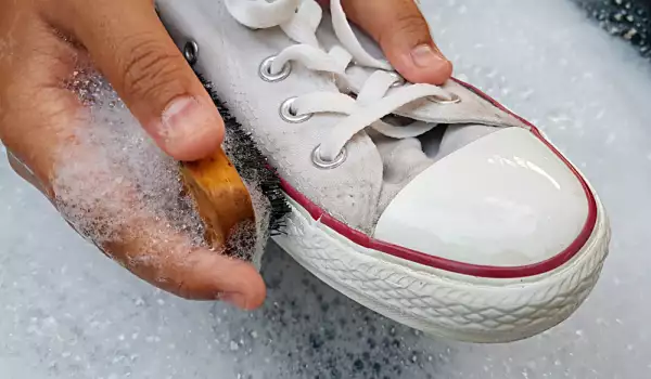 Съвети за почистване на бели обувки