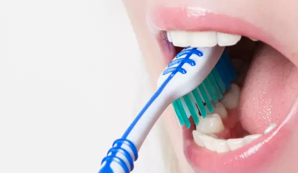 Как да почистват зъбни протези?